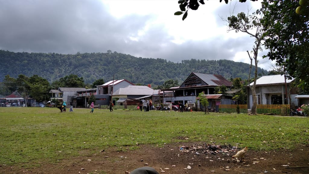 Kegiatan Membersihkan Lapangan Batara Sunggu  Kelurahan Lauwa Kecamatan Biringbulu