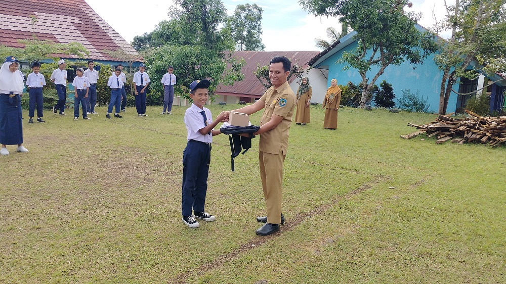 Penyerahan Secara Simbolis Seragam Gratis Bagi Peserta Didik Kelas 7